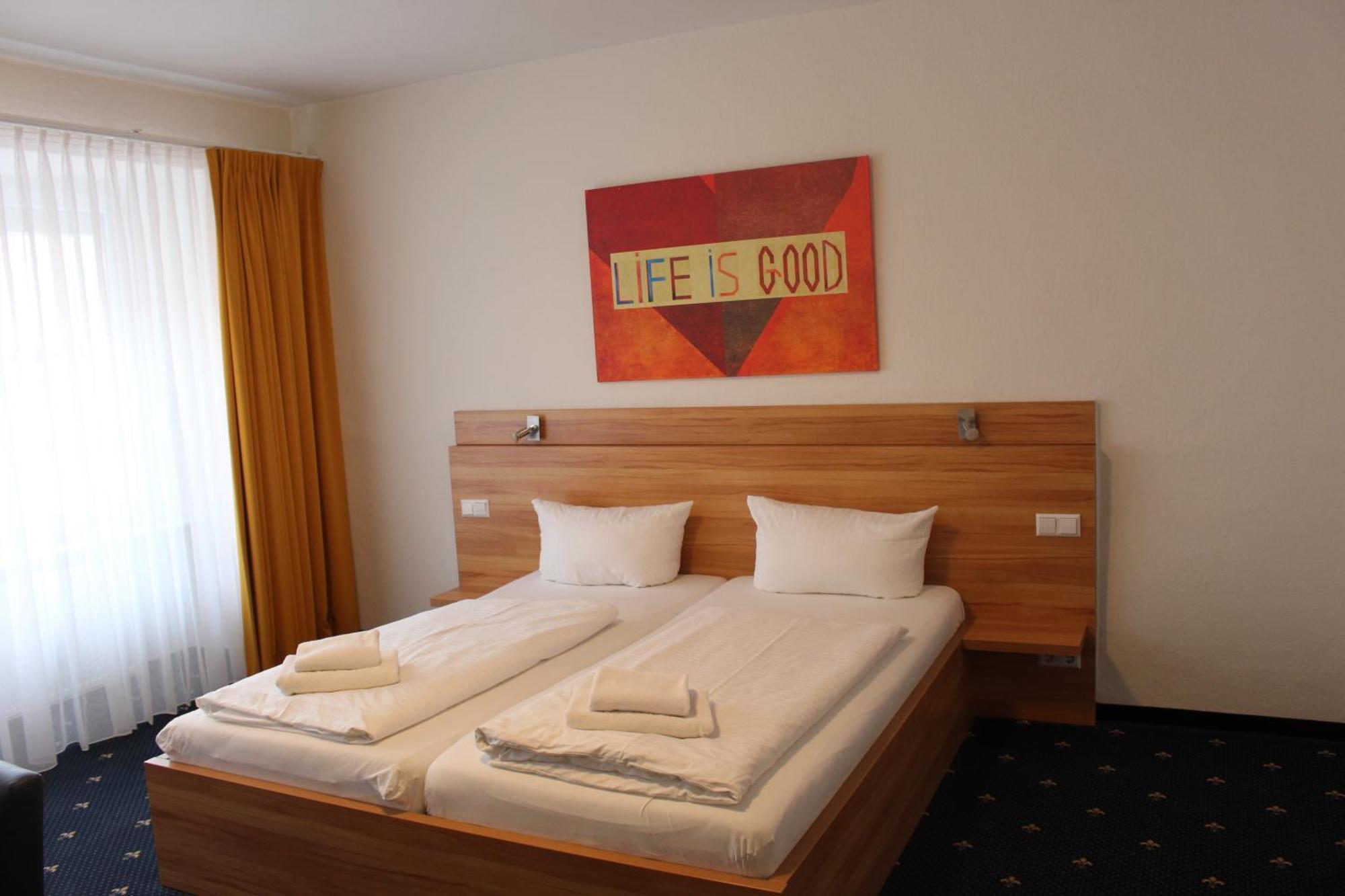 Hotel Capri อูเบอร์ลิงเงน ภายนอก รูปภาพ