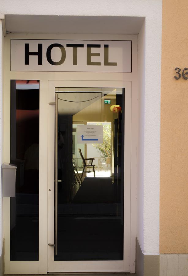 Hotel Capri อูเบอร์ลิงเงน ภายนอก รูปภาพ
