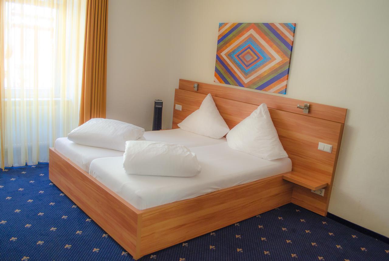 Hotel Capri อูเบอร์ลิงเงน ภายนอก รูปภาพ